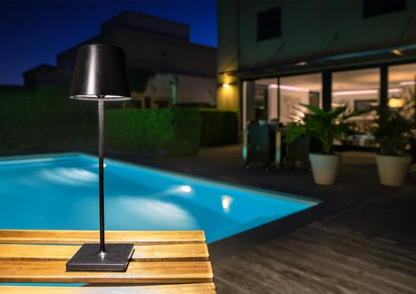 Lucide JUSTIN - Rechargeable Table lamp Indoor/Outdoor - Battery pack - Ø 11 cm - LED Dim. - CCT - 1x2,2W 2700K/3000K - IP54 - Black - atmosphere 2